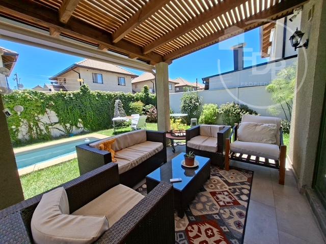 VENTA HERMOSA CASA 4D 3B + SERV 3B 2E SECTOR ORIENTE 