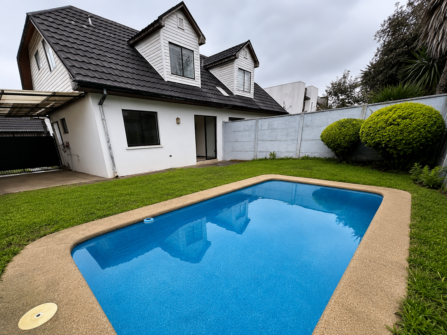 CASA SECTOR ORIENTE CON PISCINA